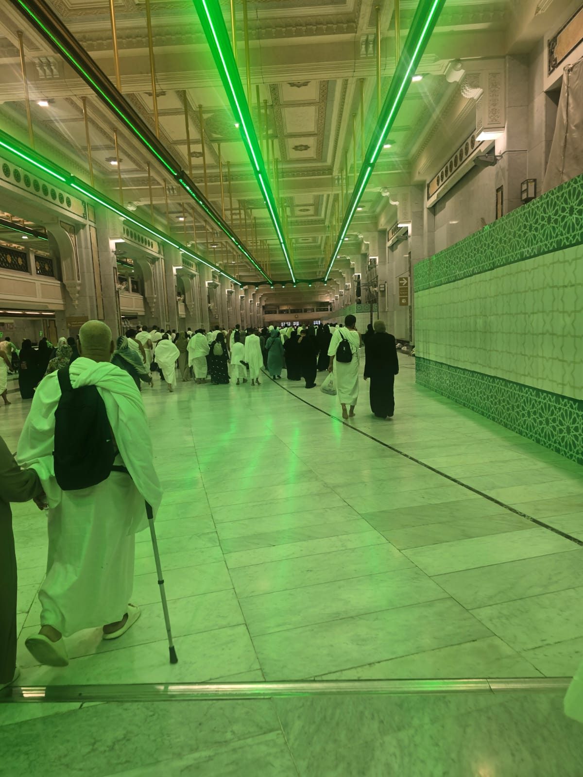 المسعى بين الصفا والمروة — والميلان الأخضران في السقف